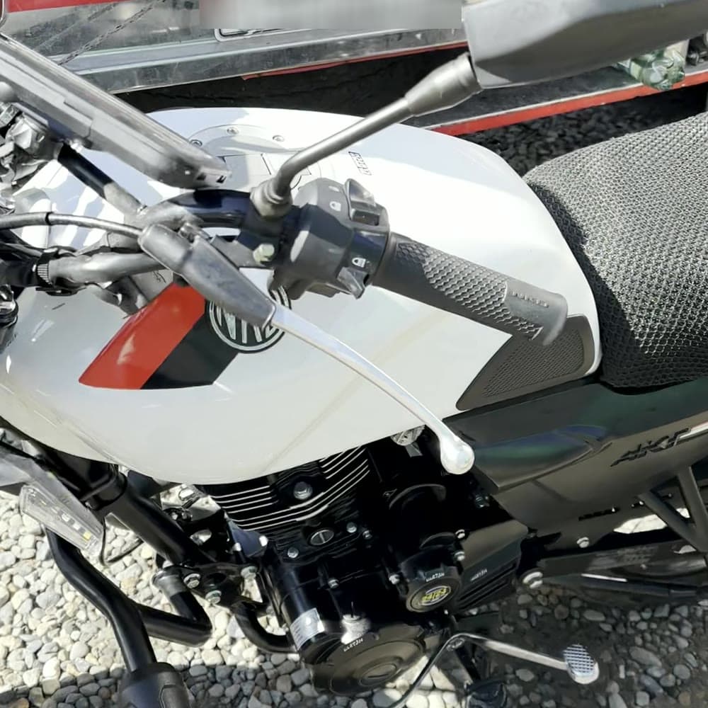 Tanque y motor de la AKT NKD 125